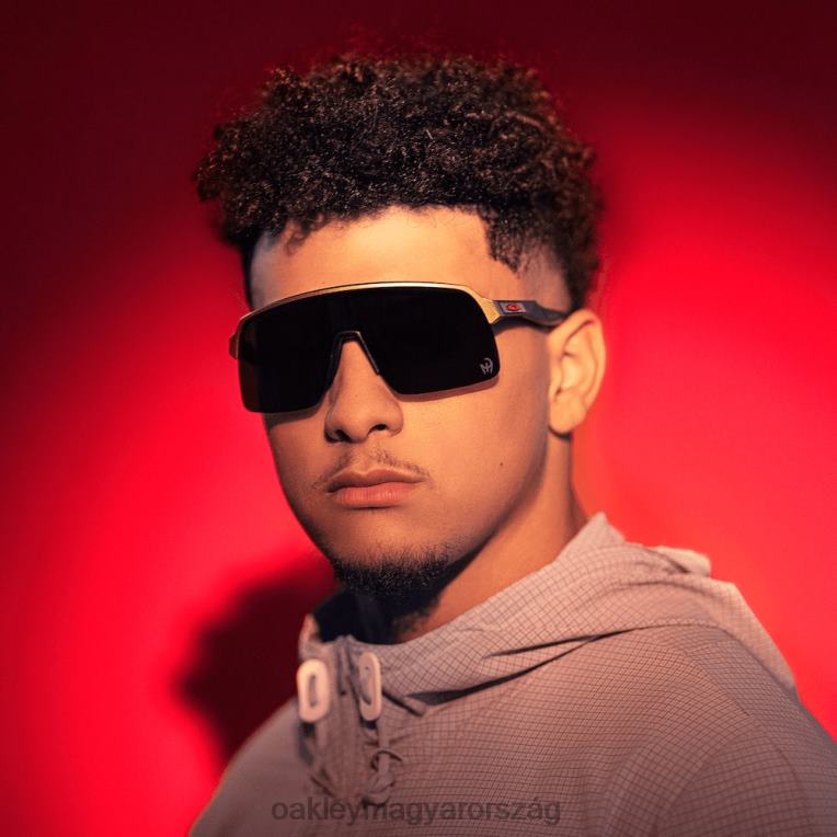 Oakley sutro lite patrick mahomes ii kollekció 6PVBJ996 szemüveg prizm fekete lencsék, olimpiai arany kerettel