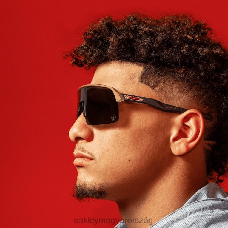 Oakley sutro lite patrick mahomes ii kollekció 6PVBJ996 szemüveg prizm fekete lencsék, olimpiai arany kerettel