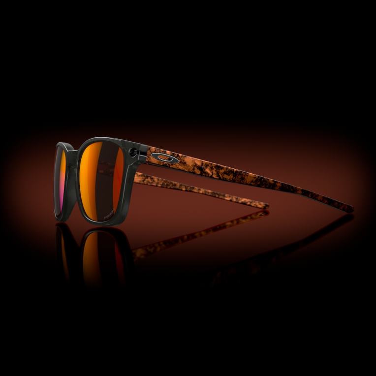 Oakley ojector verve gyűjtemény 6PVBJ582 szemüveg prizm rubin lencsék, matt szürke füstkerettel